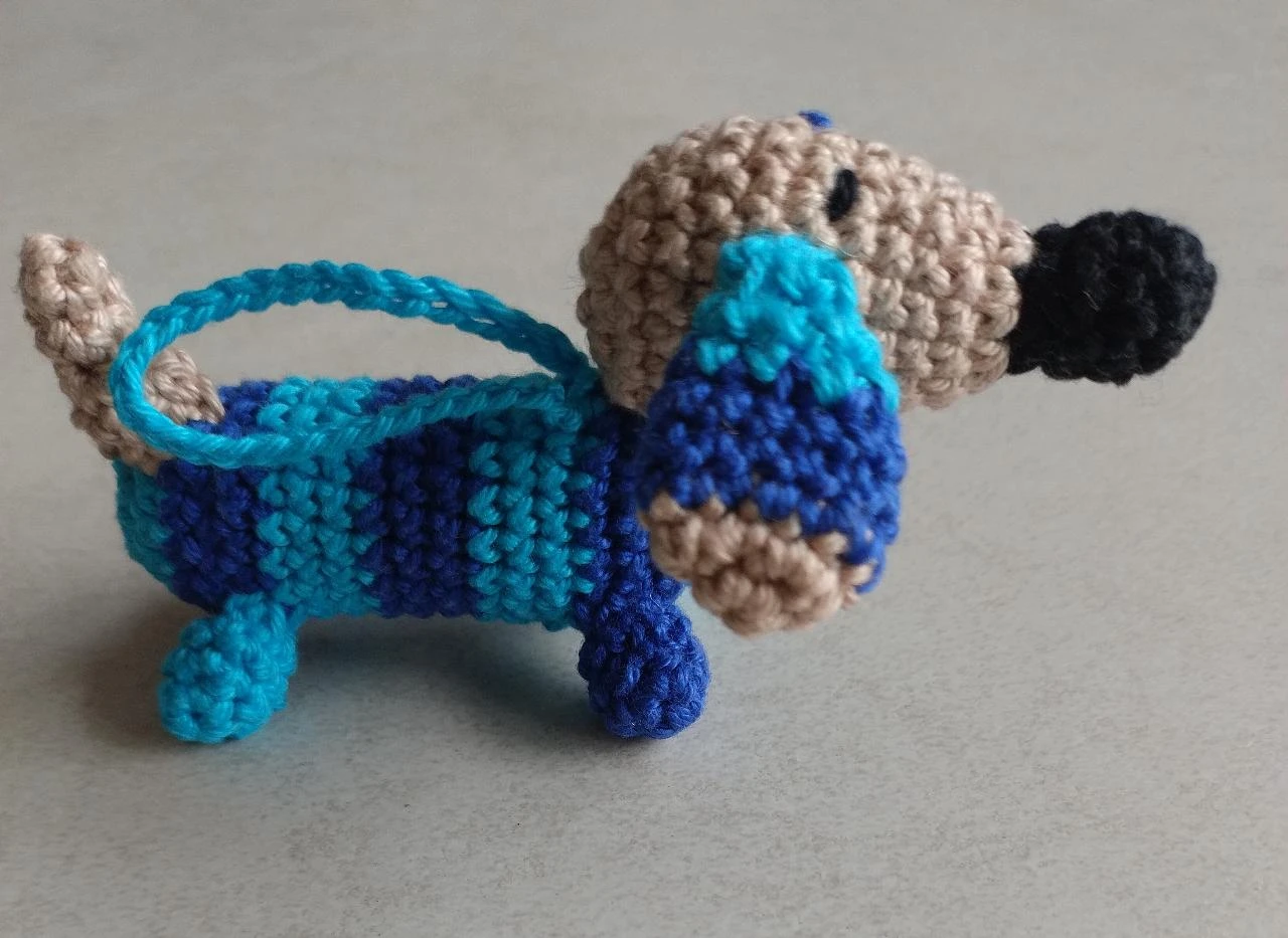 Handgemaakte teckel tashanger sleutelhanger blauw gehaakt